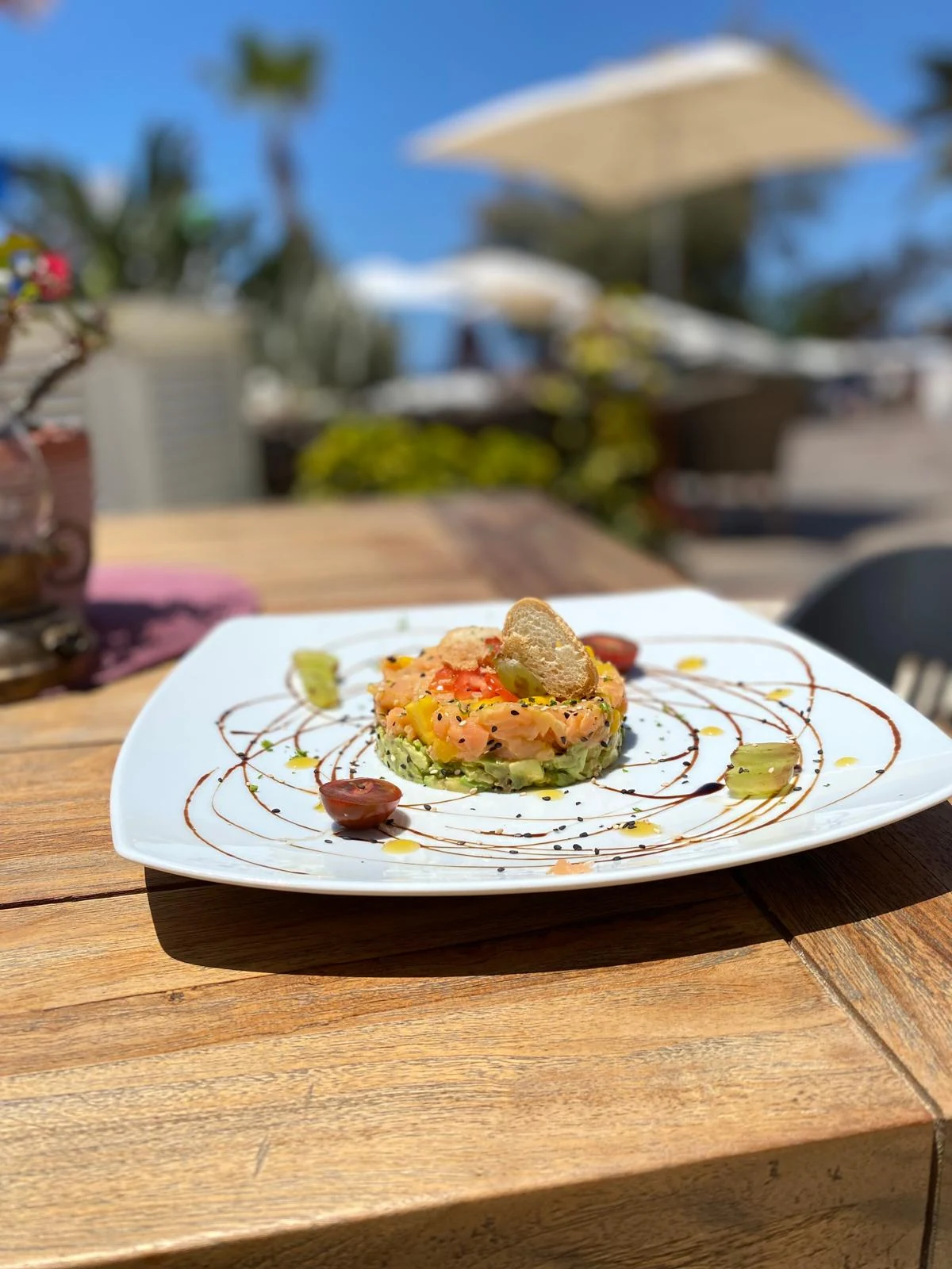 Tartar de salmón y aguacate servido en un plato blanco en la terraza de Eulenspiegel Tenerife