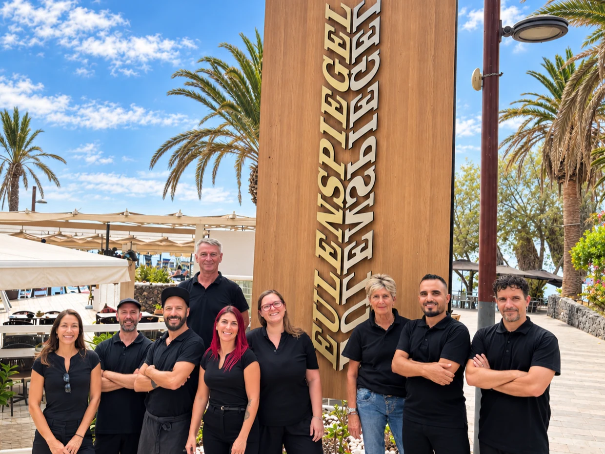 El equipo de Eulenspiegel Tenerife junto al letrero del restaurante